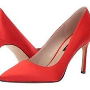 Great red satin pump